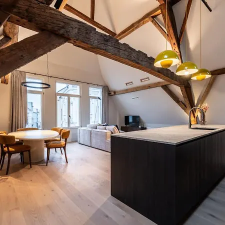 Casiola - City-view Loft With Wooden Beams And Mezzanine شقة خنت