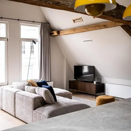 Casiola - City-view Loft With Wooden Beams And Mezzanine شقة